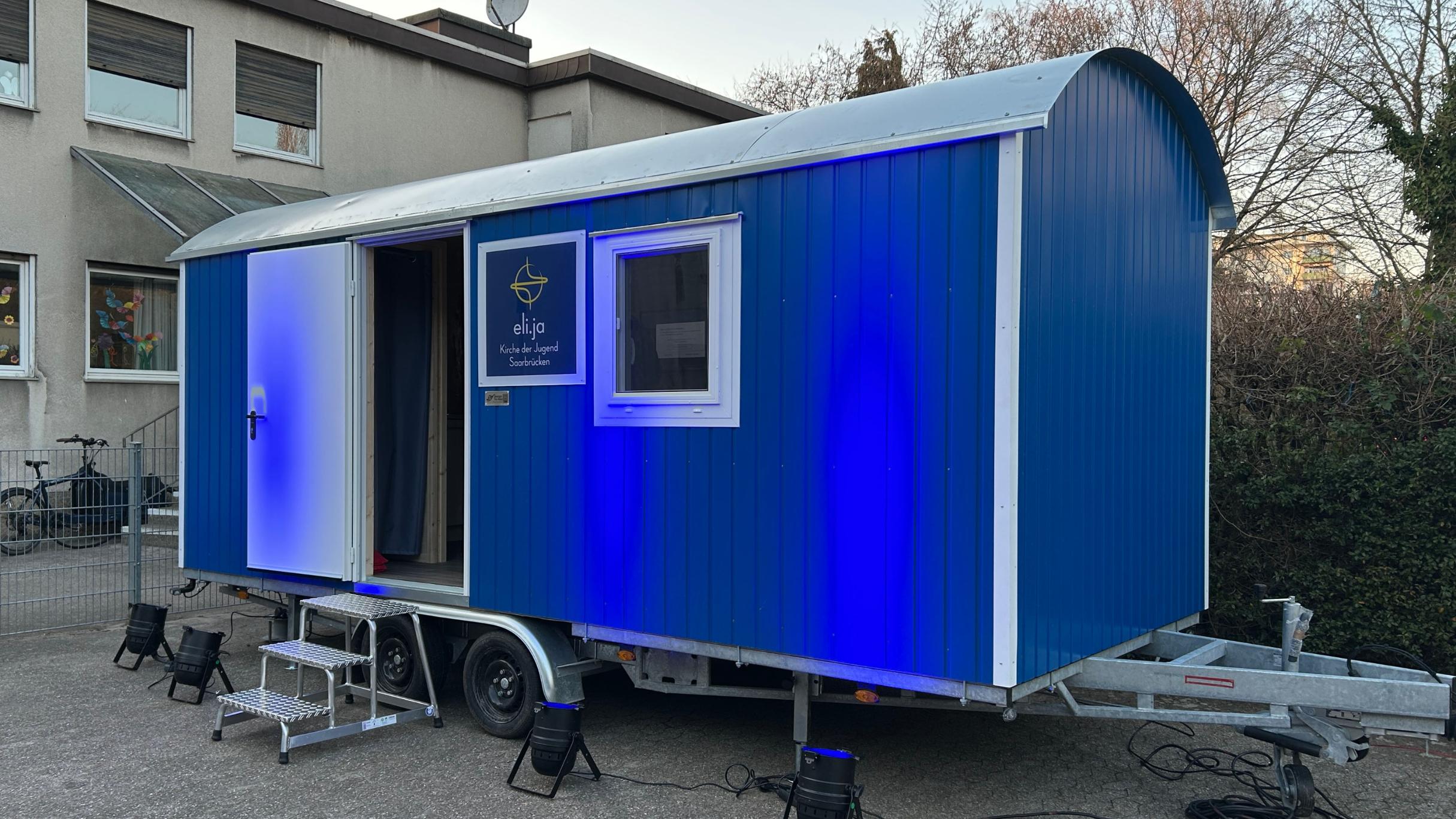 Mit einer Anhängerkupplung kann das Tiny House mit dem Auto gefahren werden.