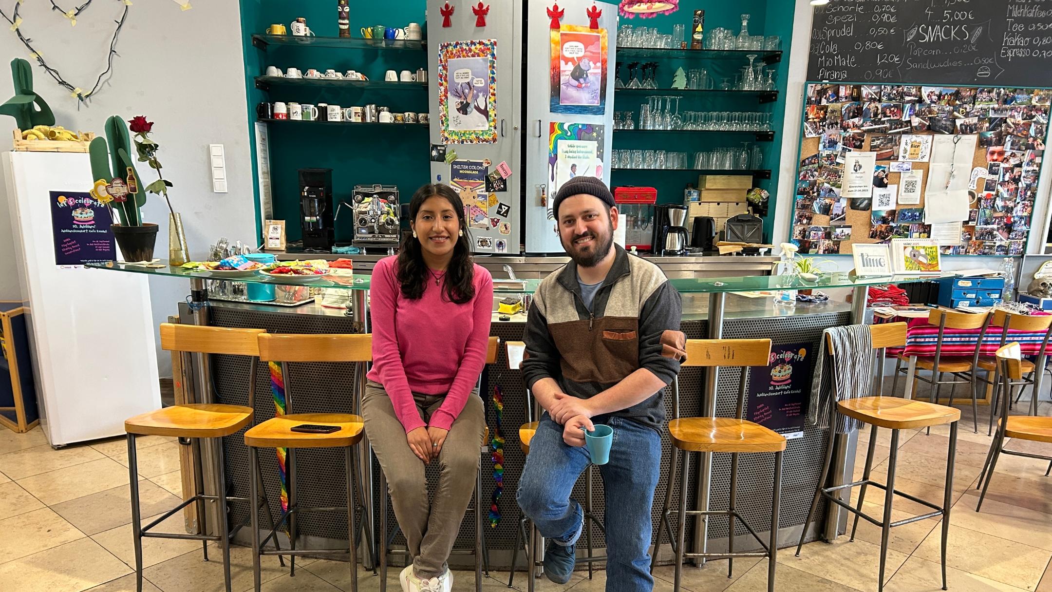 Till Edlinger (rechts) ist der neue Leiter des Café Exodus in Saarbrücken. Seit März arbeitet auch Carla Daniela Salgveiro Forquera aus Bolivien als Freiwilligendienstleistende im Jugendtreff.