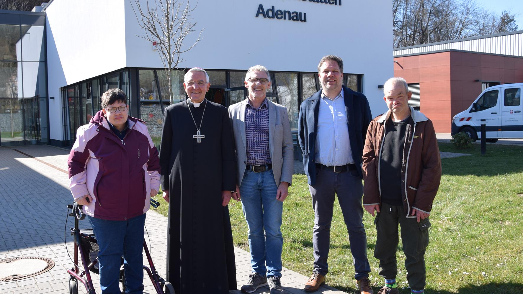 Von links: Werkstattbeschäftigte Elke Bell, Weihbischof em. Franz Josef Gebert, Prokurist Franz Josef Bell, Betriebsstättenleiter Johannes Haubrich, Werkstattbeschäftigter Werner Schüller