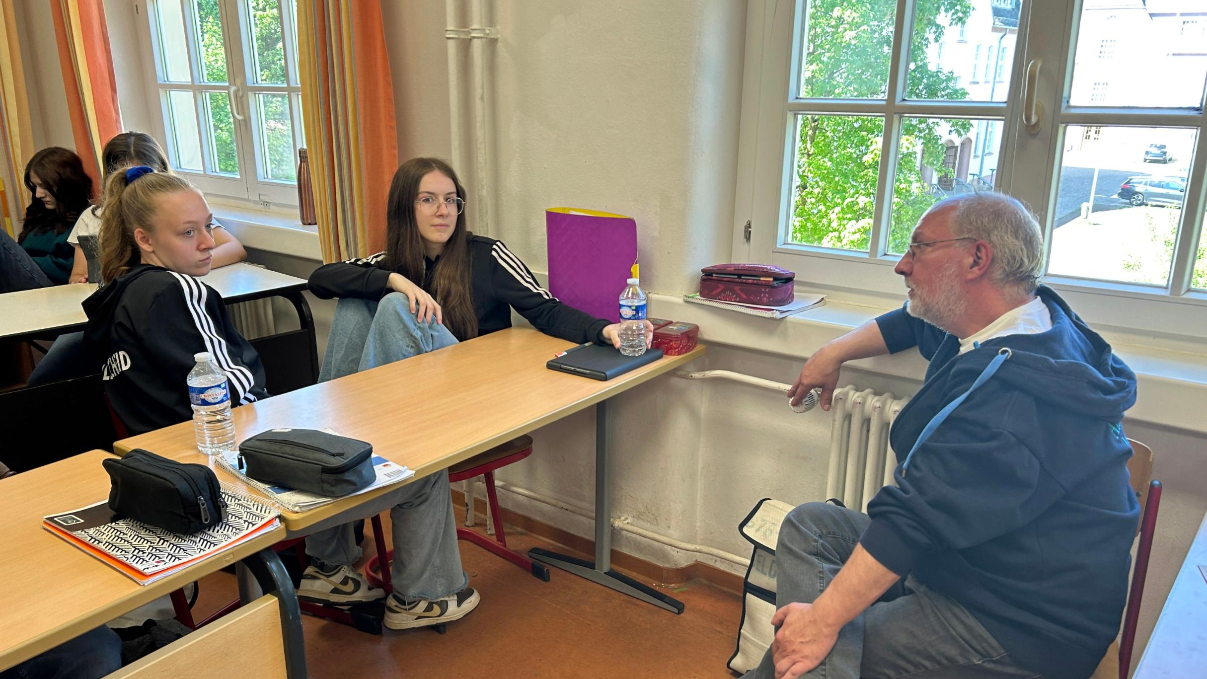 Jolie (links) und Lanah (Mitte) besprechen mit Referent Michael Federkeil von der Fachstelle Jugend die Details für den geplanten Kuchenverkauf.