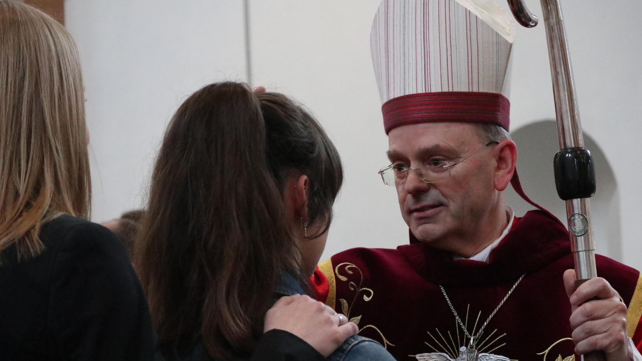 In vier Gottesdiensten spendet Weihbischof Brahm das Sakrament der Firmung