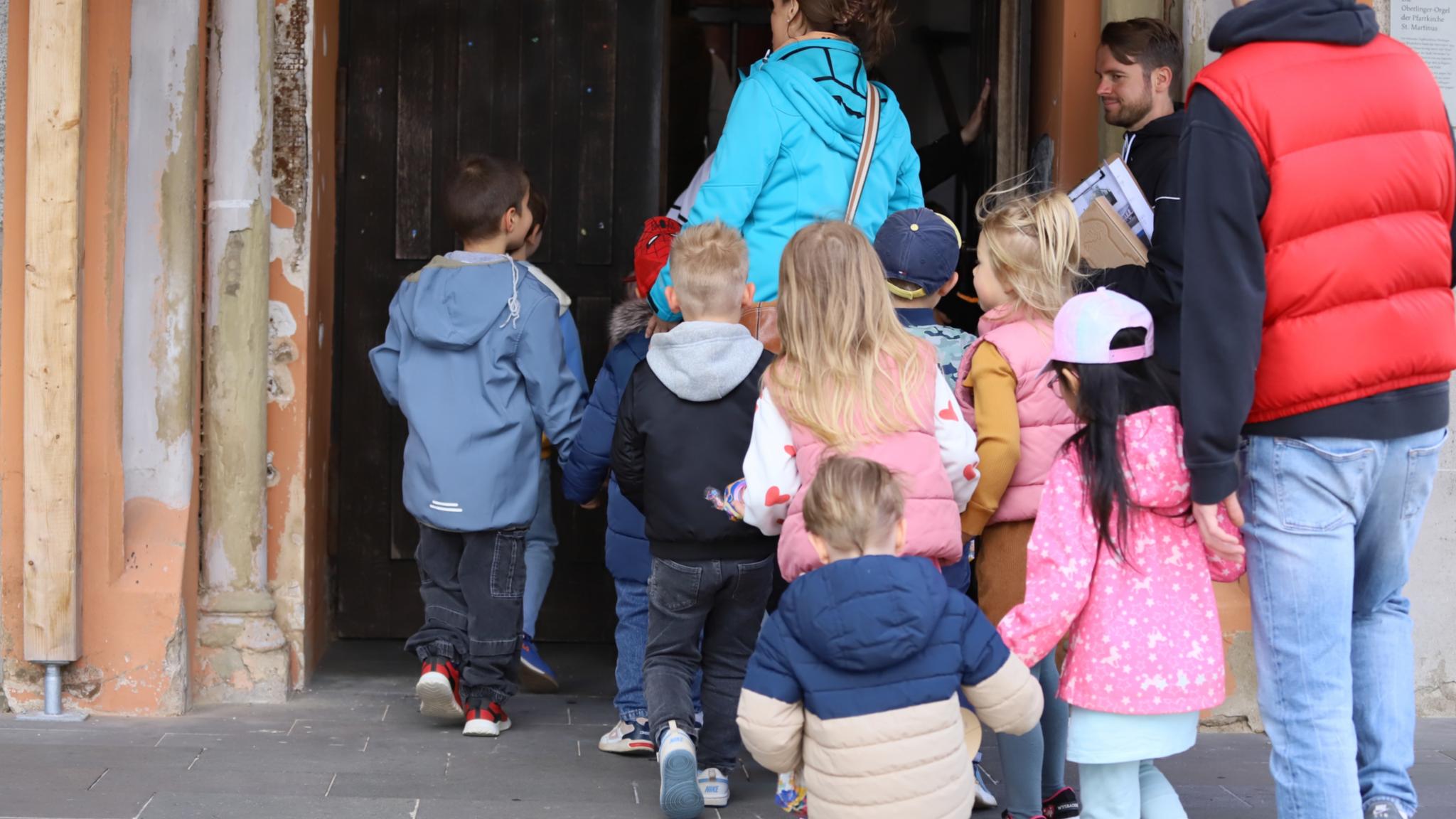 Die Kids betreten die sechste Station, die Kirche Sankt Martinus