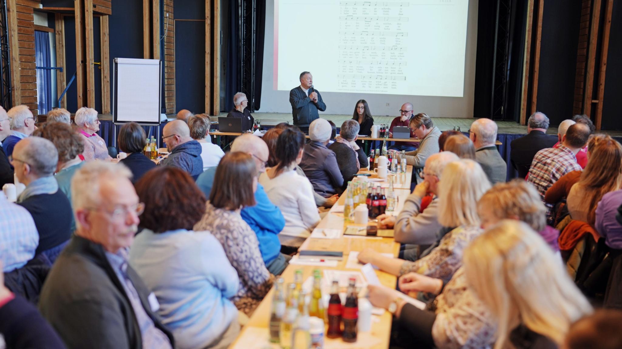 Etwa 90 Teilnehmende waren zur zweiten Synodalversammlung ins Haus der Jugend gekommen.