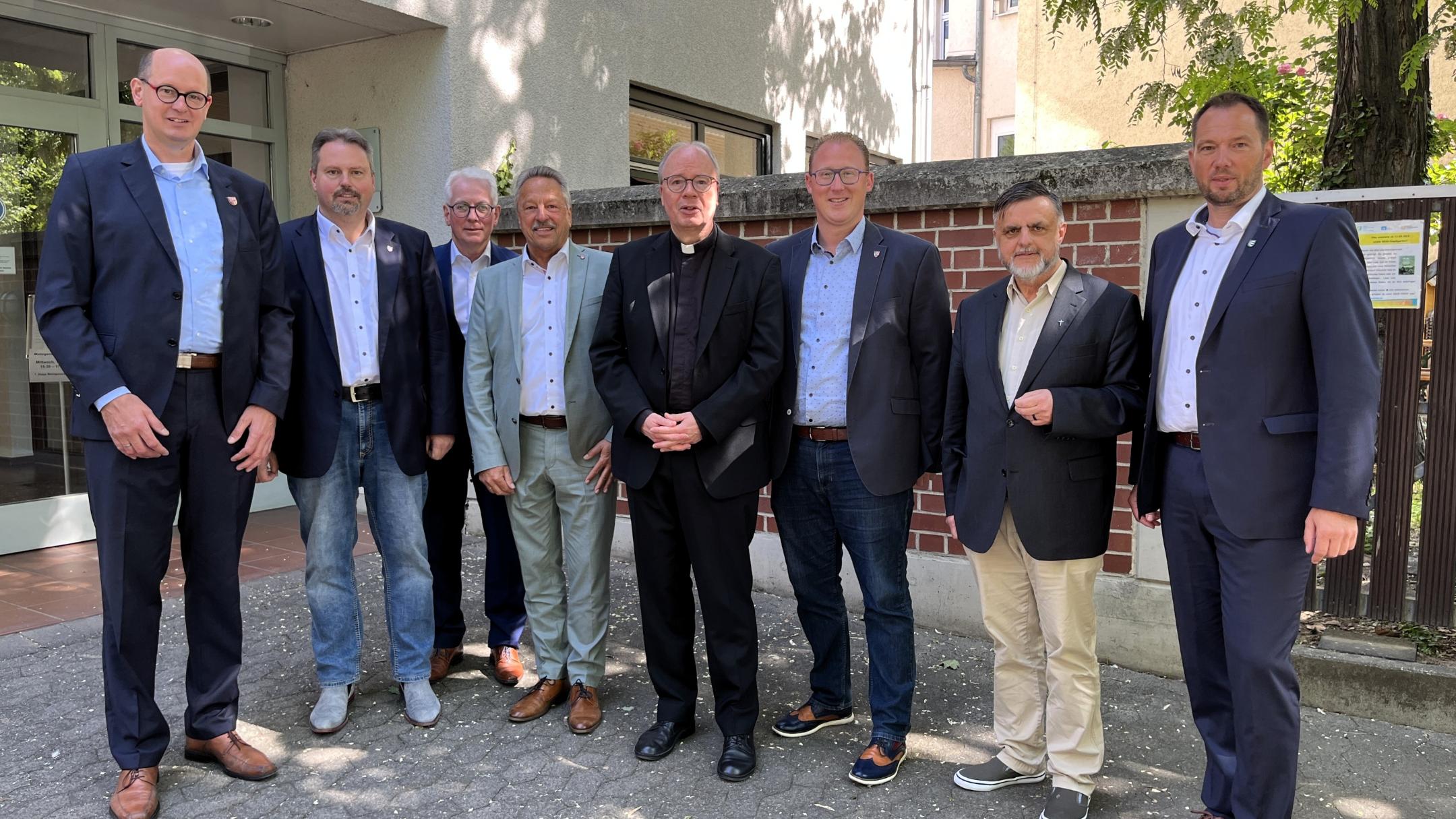Jan Ermtraud (VG Bad Hönningen), Michael Christ (VG Asbach), Volker Mendel (VG Puderbach), Hans-Werner Breithausen (VG Rengsdorf-Waldbreitbach), Bischof Dr. Stephan Ackermann, 1. Kreisbeigeordneten Philipp Rasbach, Dekan des Pastoralen Raums Peter Dörrenbächer und Manuel Seiler (VG Dierdorf) trafen sich zum Gespräch in Neuwied.