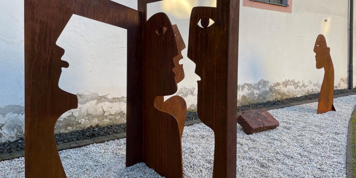 Bausendorf Skulptur Jüdisches Leben - Kunstinstallation 'Tür an Tür' von Künstlerin Maria Hill