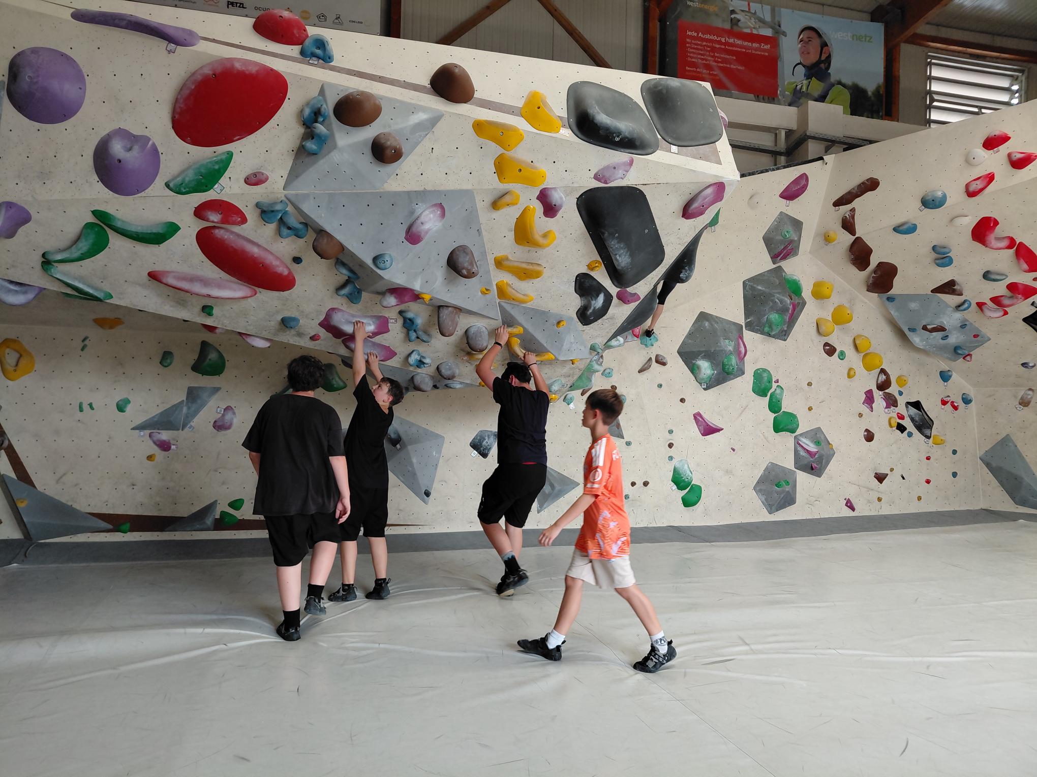 Bei der Ferienfreizeit „#EchtStark“ der Clara-Viebig-Realschule plus entdeckten die Teilnehmenden ihre Stärken, knüpften neue Freundschaften und erlebten eine abwechslungsreiche Woche voller Bewegung, Gemeinschaft und Mut machender Erfahrungen.