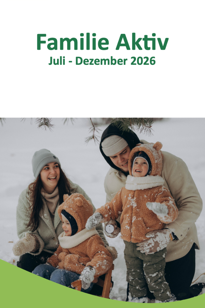 Familie Aktiv Juli-Dezember 2026 - Titelbild: 2 Erwachsene 2 Kinder gemeinsam im Schnee