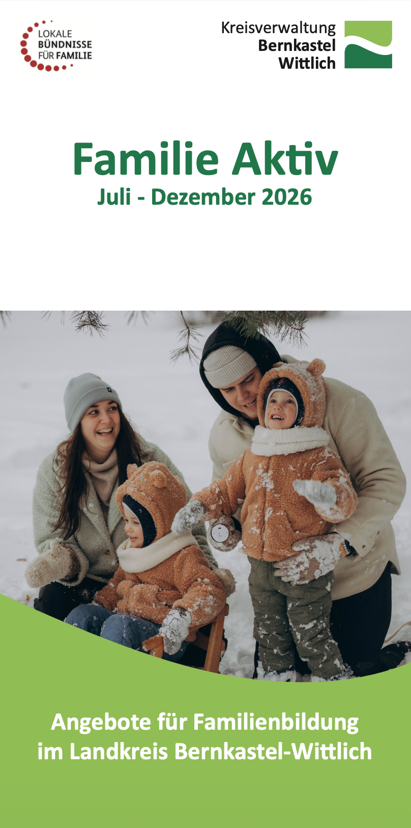 Familie Aktiv Juli-Dezember 2026 - Titelbild: 2 Erwachsene 2 Kinder gemeinsam im Schnee