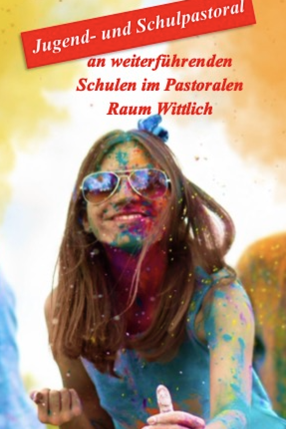Flyer_Schulpastoral_Titelbild: Lachende mit bunten Farbpigmenten bemalte Person