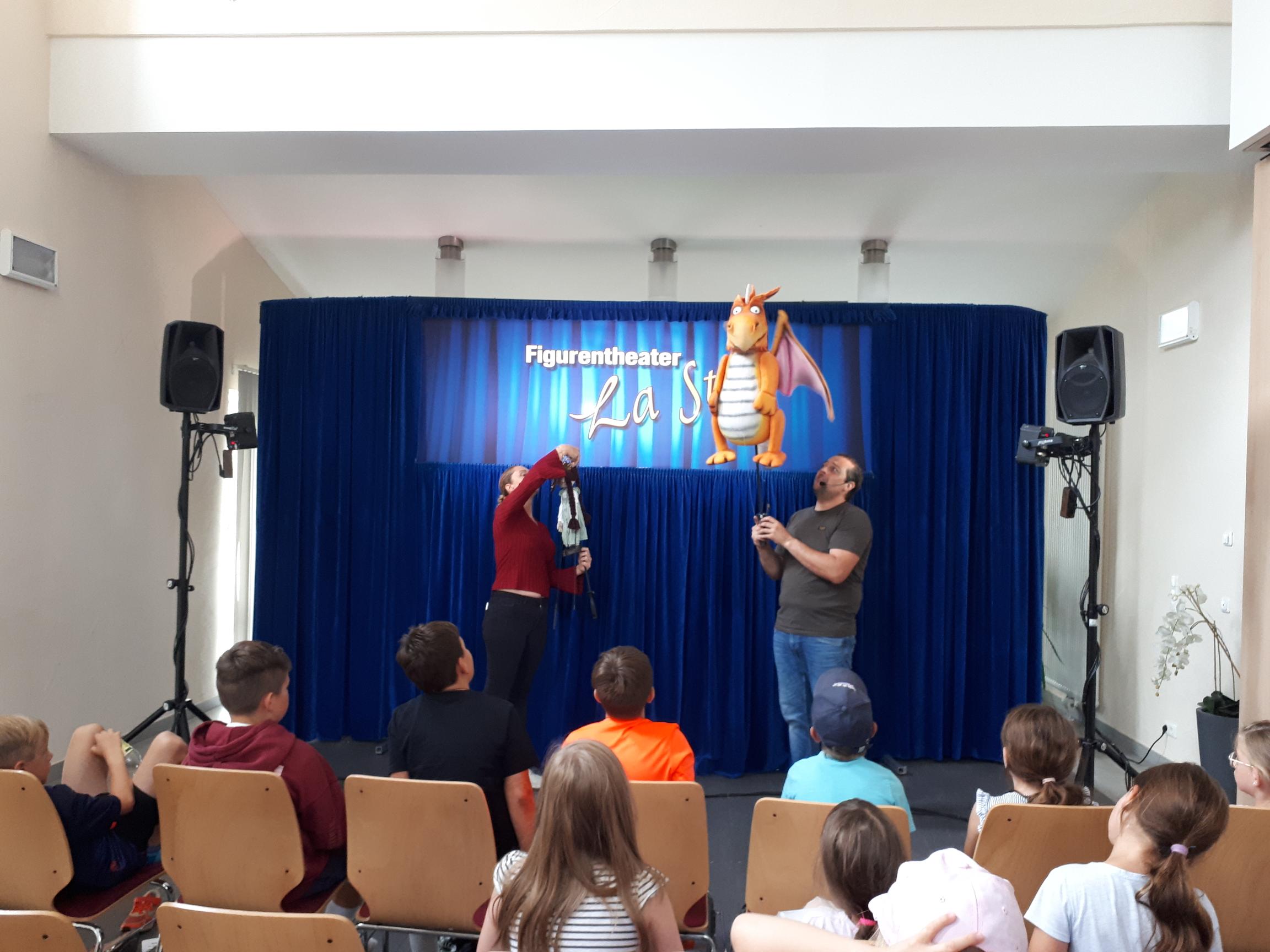 Jugendraum Alftal 2025 Kreativtage: Puppenspieler auf der Bühne und Kinder im Zuschauerraum