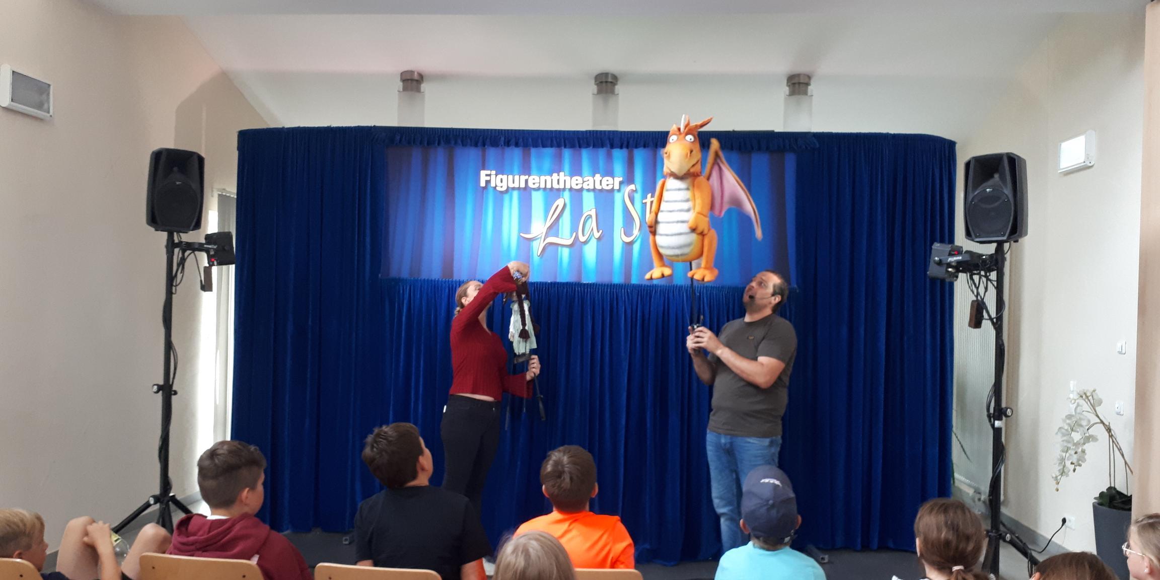 Jugendraum Alftal 2025 Kreativtage: Puppenspieler auf der Bühne und Kinder im Zuschauerraum