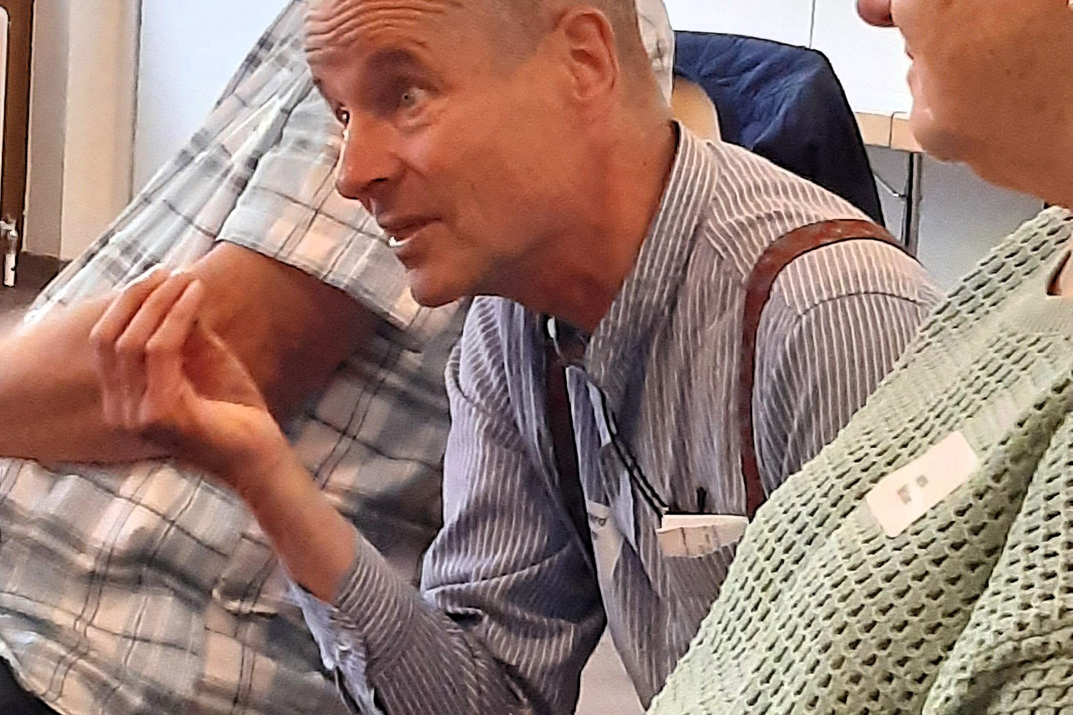 Dramaturg und Regisseur Dr. Bernward Konermann dazwischen