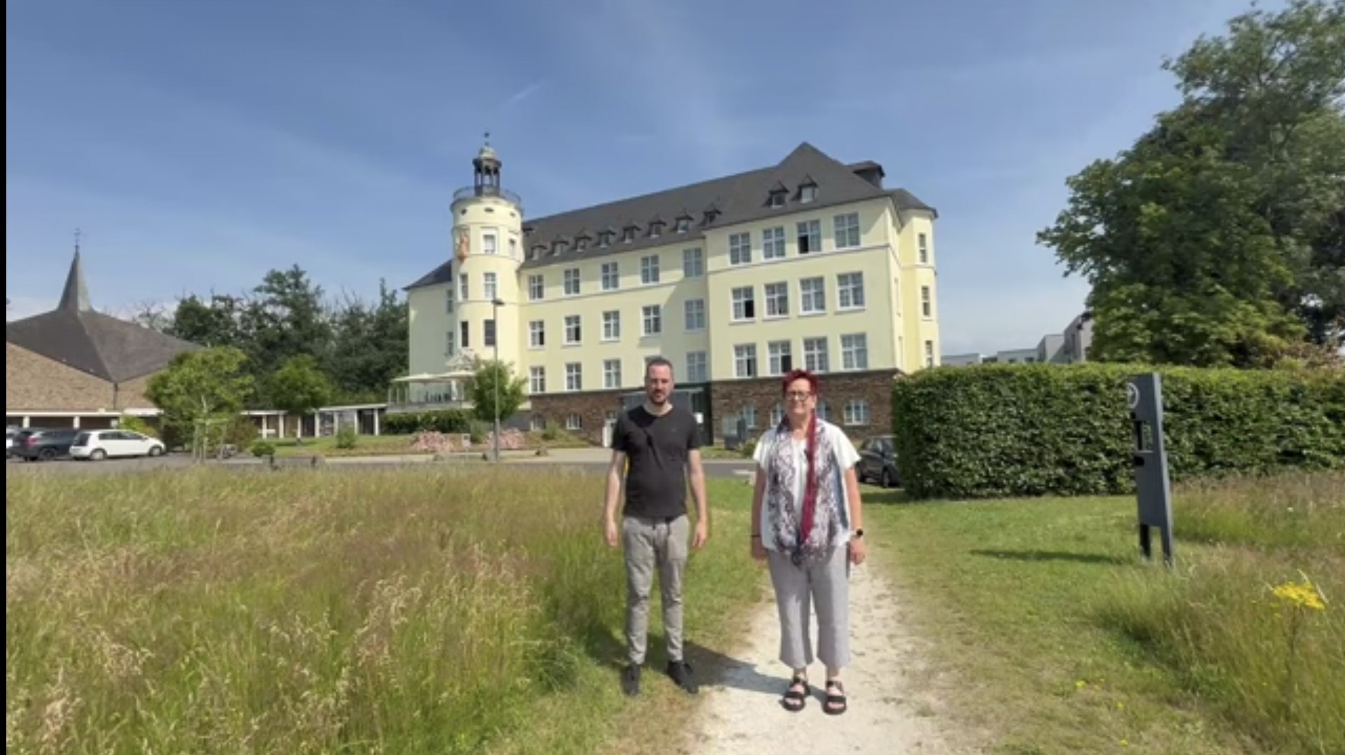 Himmelssucher mitten im Leben - Juni 2025: Die Autobahn- und Radwegekirche St. Paul Wittlich _ Screenshot aus dem Beitrag: Garbriele Centurioni und Tobias Schmitt vor St. Paul