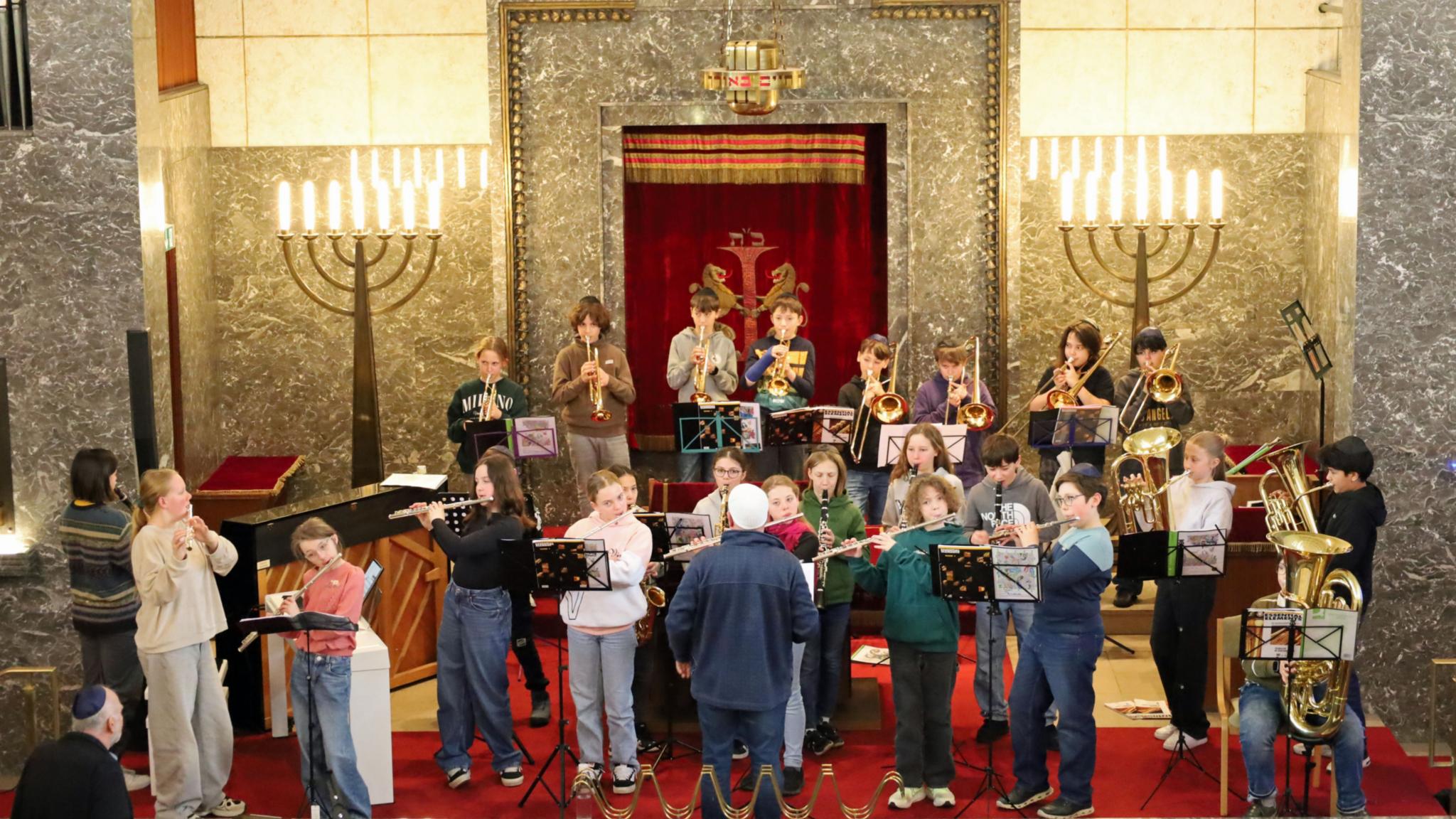 Eine Gruppe mit Blasinstrumenten probt für einen Auftritt