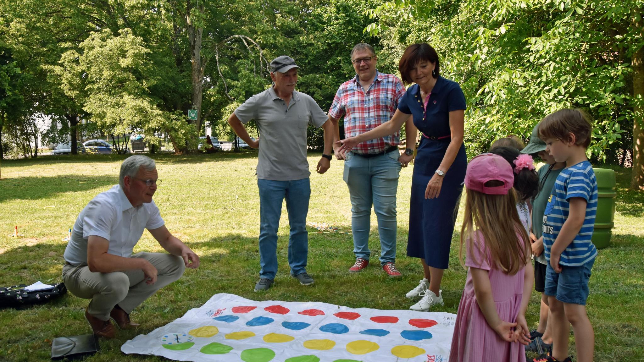 Generalvikar Ulrich von Plettenberg (links) besucht die Kinder der Kita in der Landesaufnahmestelle gemeinsam mit Helmut Selzer (Geschäftsführer Caritas), Sascha Weidig (Leiter LaSt) und Ordinariatsdirektorin Katja Göbel.