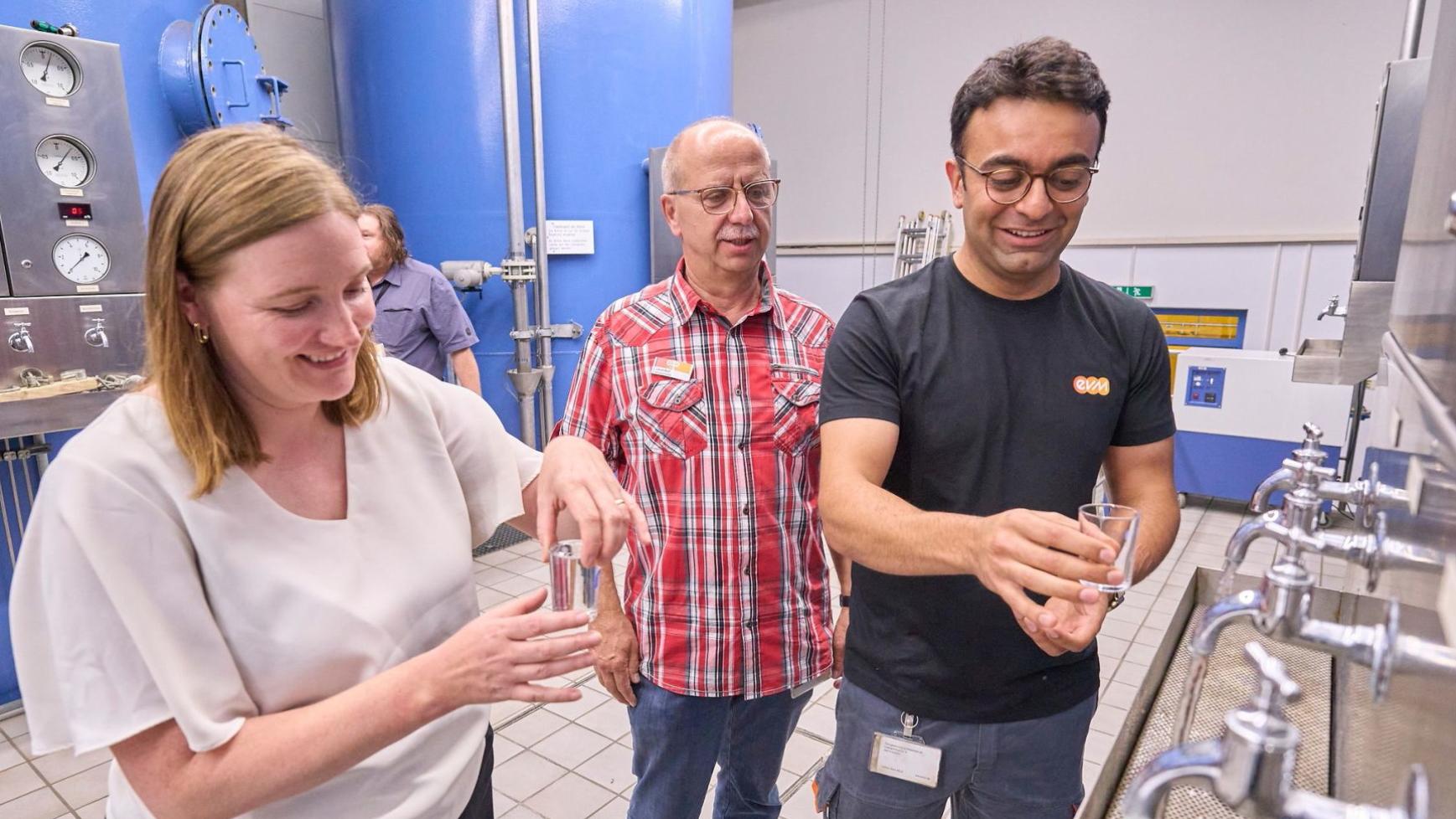 Pourya Rasti zeigte Staatsministerin Katharina Binz seinen Arbeitsplatz im Koblenzer Wasserwerk.