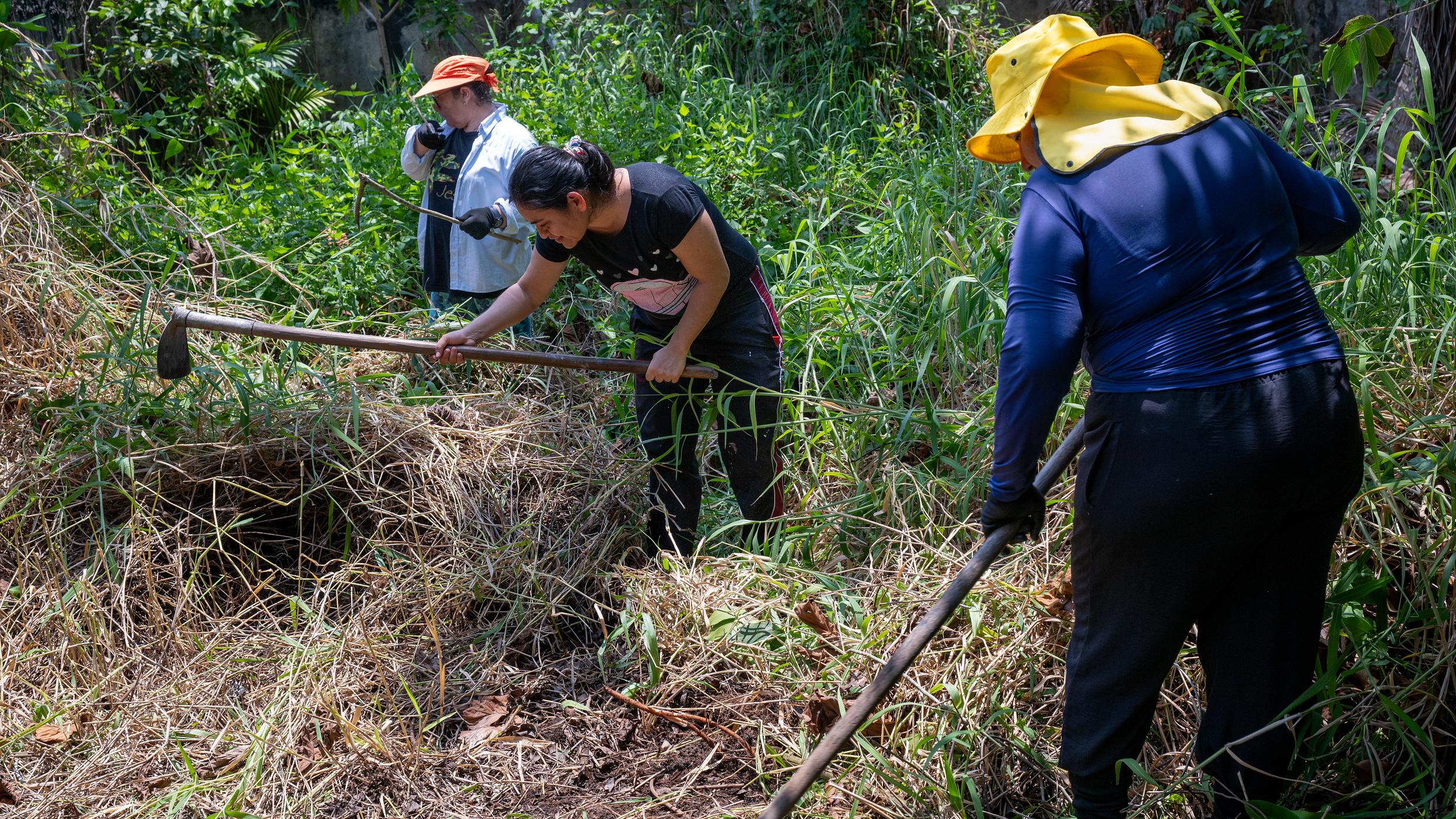 Schwester Elis bei der Arbeit - Anlegen eines Gemeindegartens auf einer Brachfläche