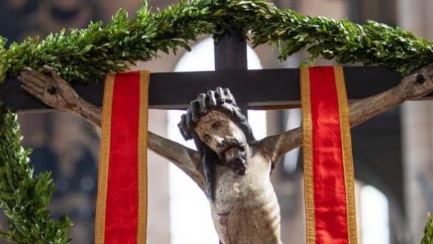 Osterkreuz im Trierer Dom