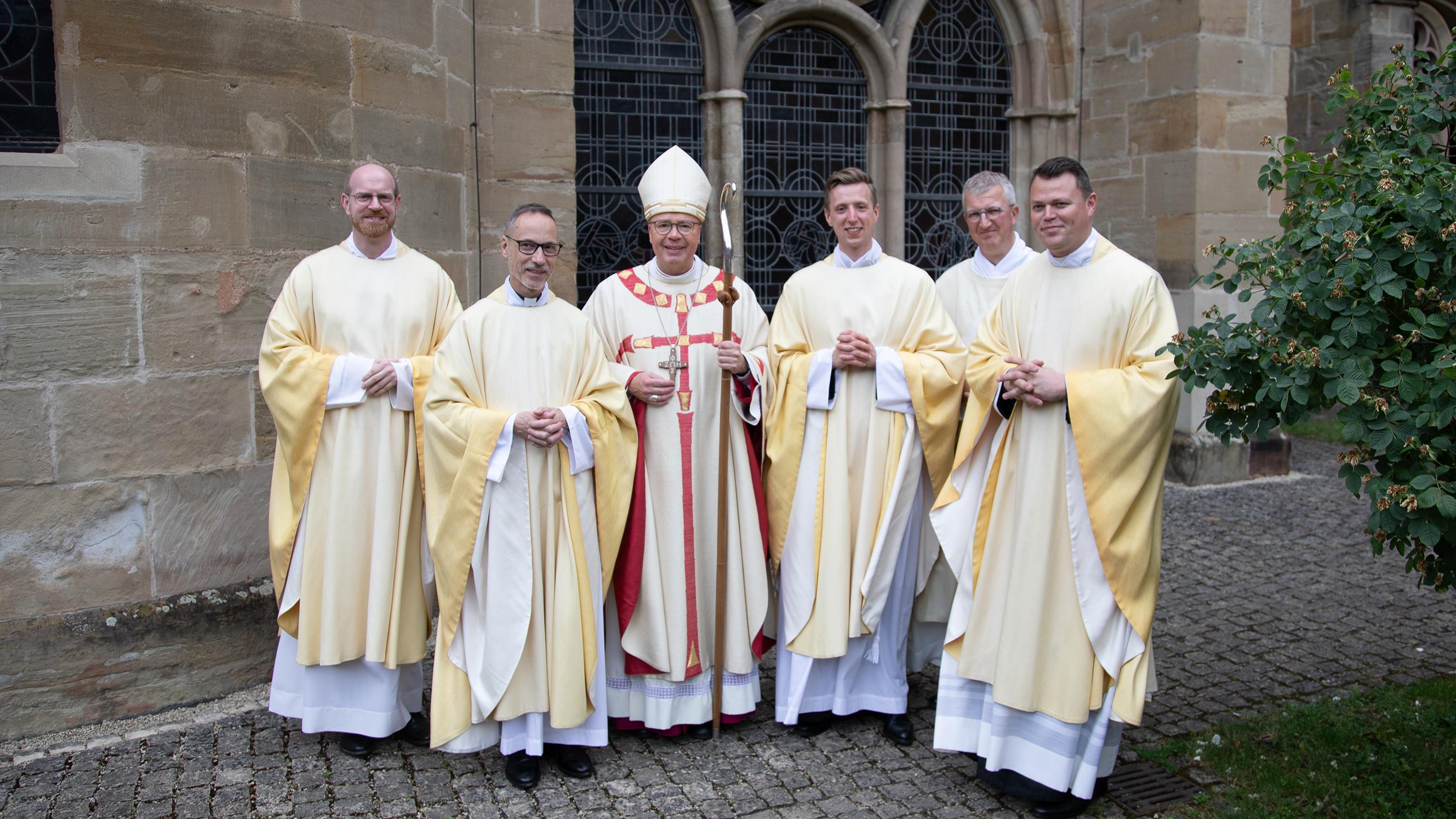 Gruppenfoto mit den Priestern