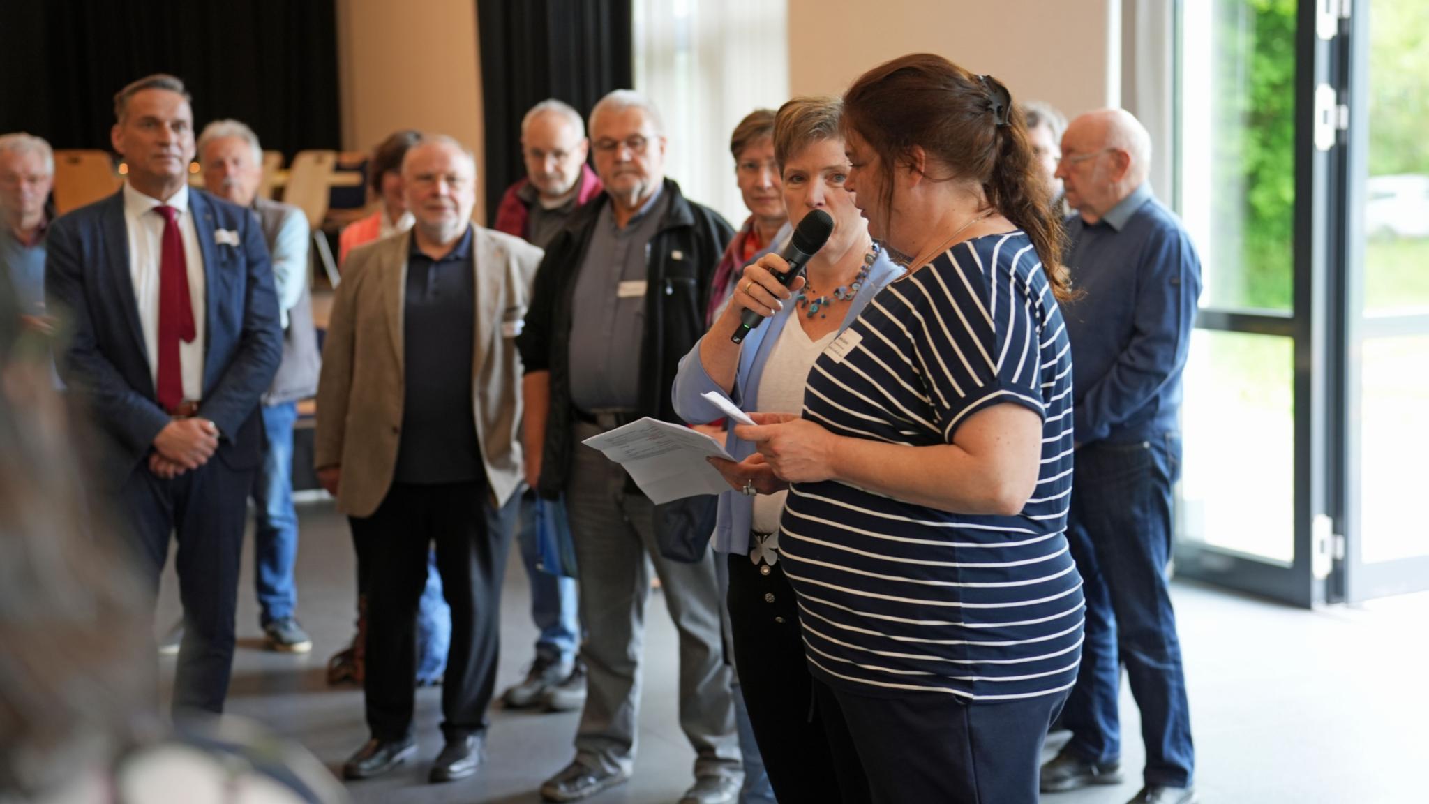 Nadine Saxler, Vorsitzende des Rates des Pastoralen Raums (vorne), im Gespräch mit Monika Klas
