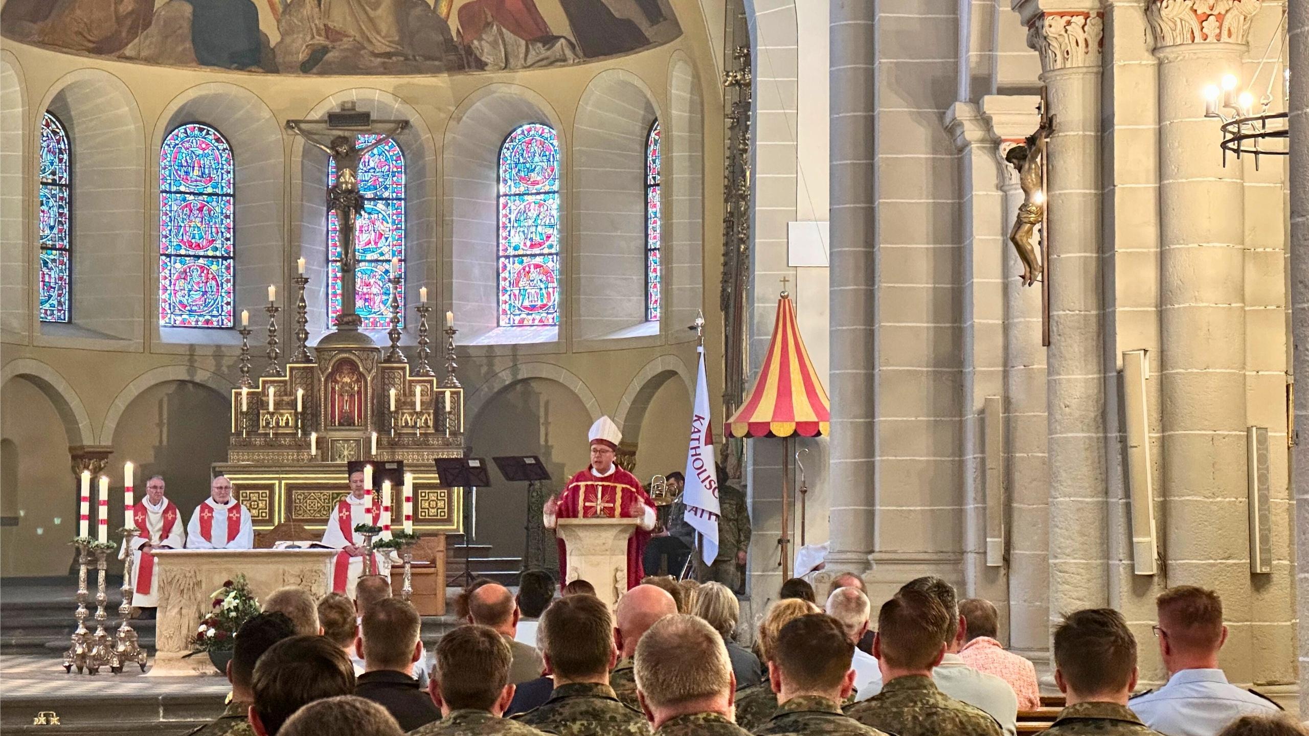 Bischof Ackermann hat mit Soldatinnen und Soldaten den Weltfriedenstag in Koblenz gefeiert.